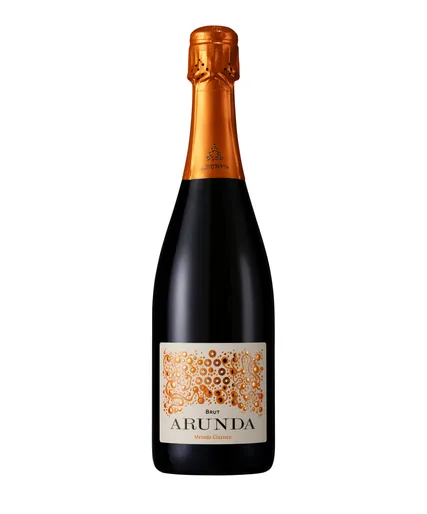 Arunda Brut Metodo Classico mit beigem Etikett, kupferfarbenem Ranken-Ornament und orangegoldener Kapsel, Studiofoto