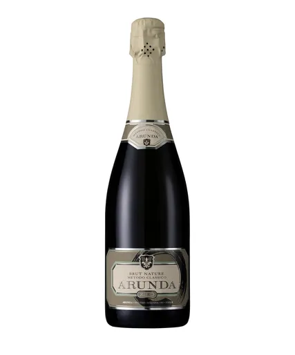 Arunda Zero Brut Nature Metodo Classico mit silber-metallichem Etikett, Lilien-Symbol und cremefarbener Kapsel, Studiofoto